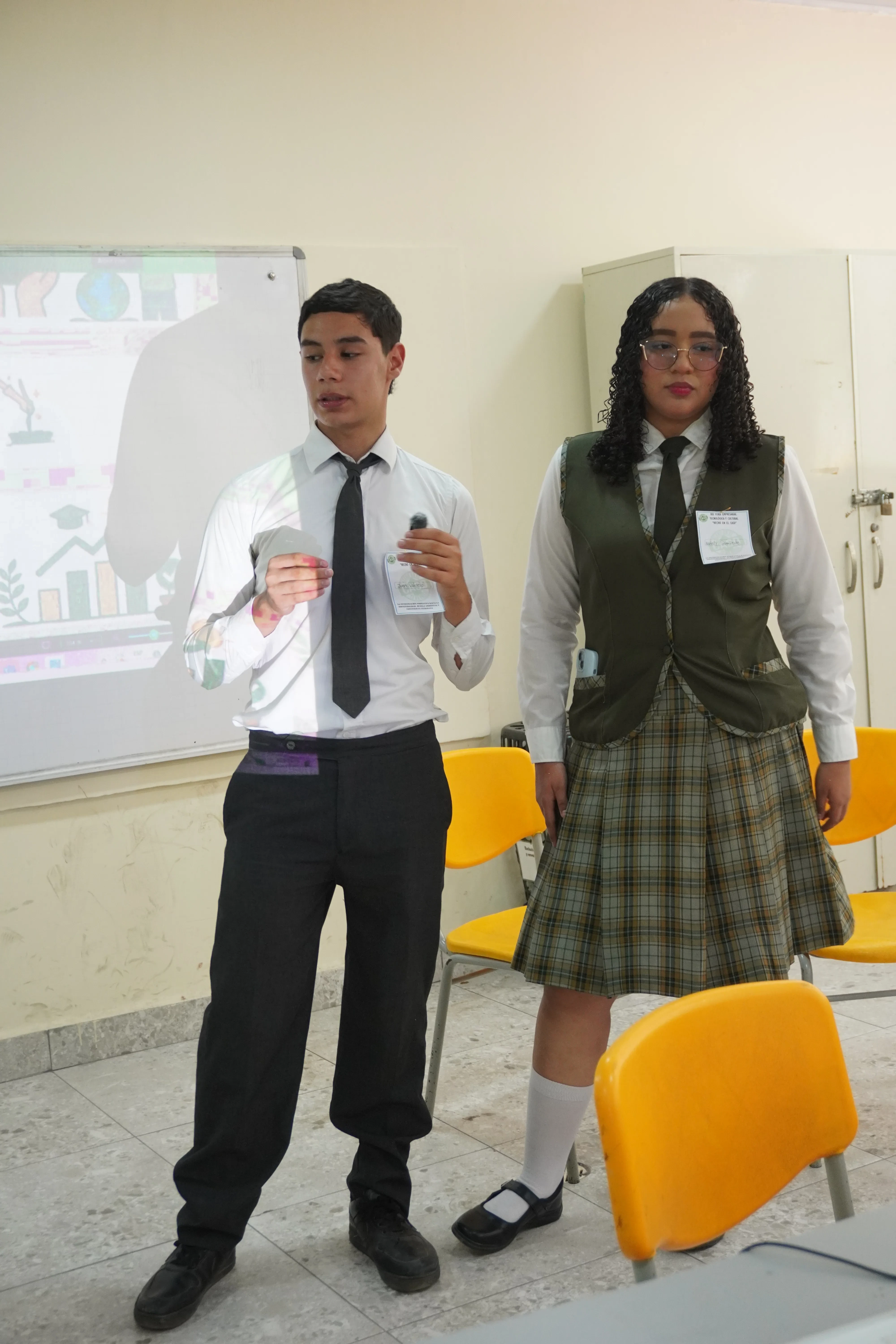 Estudiantes en la Feria Sede A